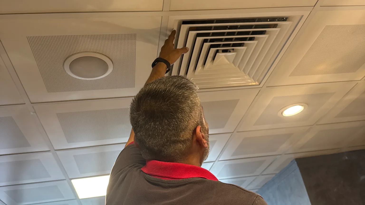 Tavan tipi klima menfezinde servis kontrolü