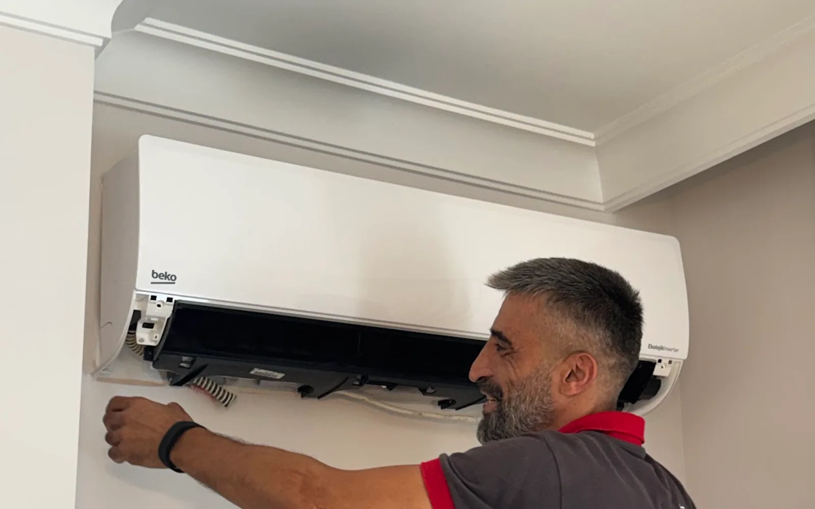 Açılmış klima iç ünitesinde arıza tespiti yapılırken