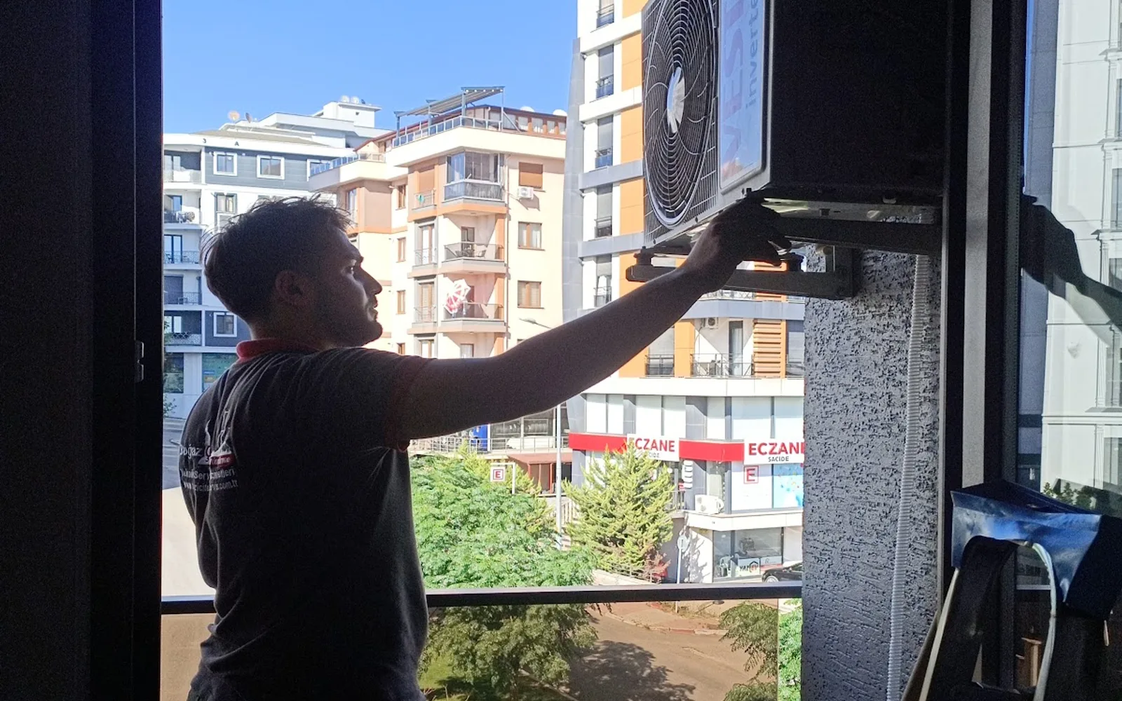 Teknisyenimiz balkonda klima dış ünitesinde servis işlemi yaparken