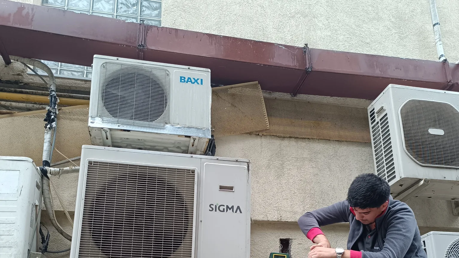 Dış ünitede gaz dolumu: tüp ve dijital manometre bağlı