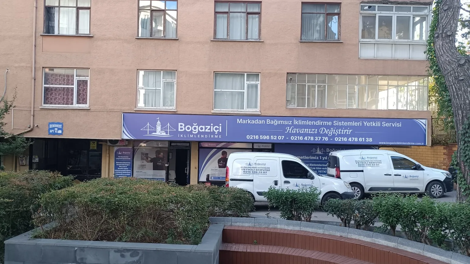 Kadıköy'deki dükkân ve servis araçları