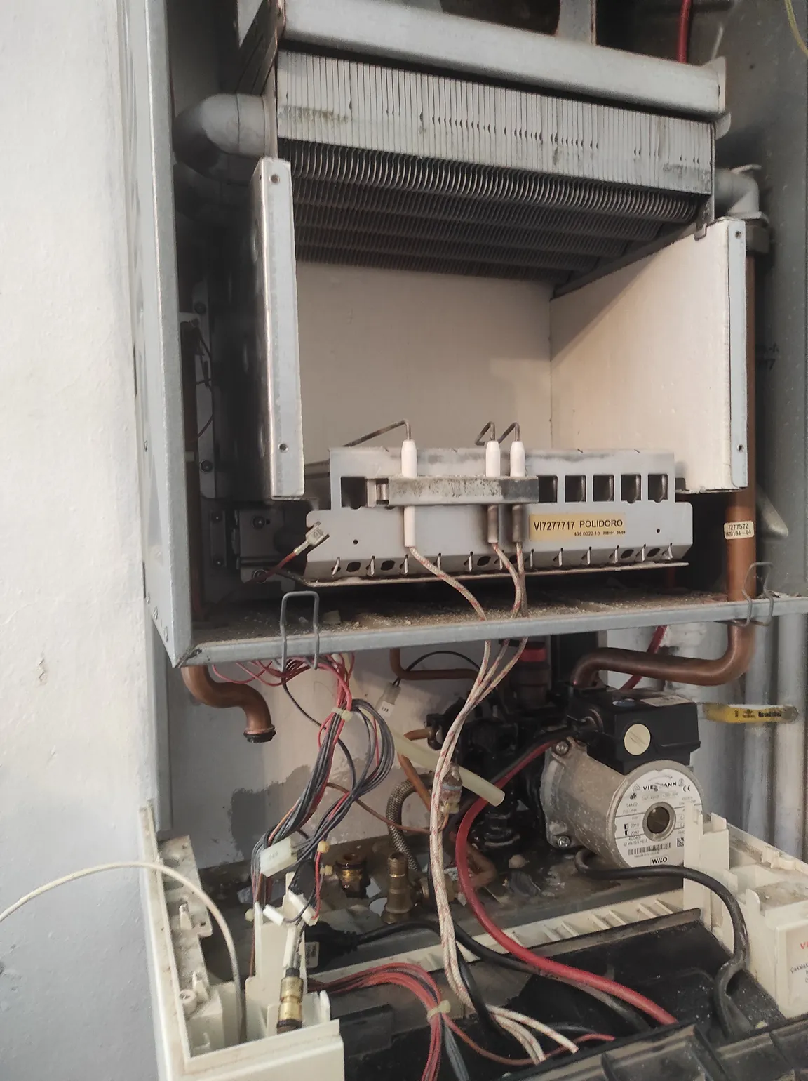 Viessmann kombinin iç aksamına servis müdahalesi